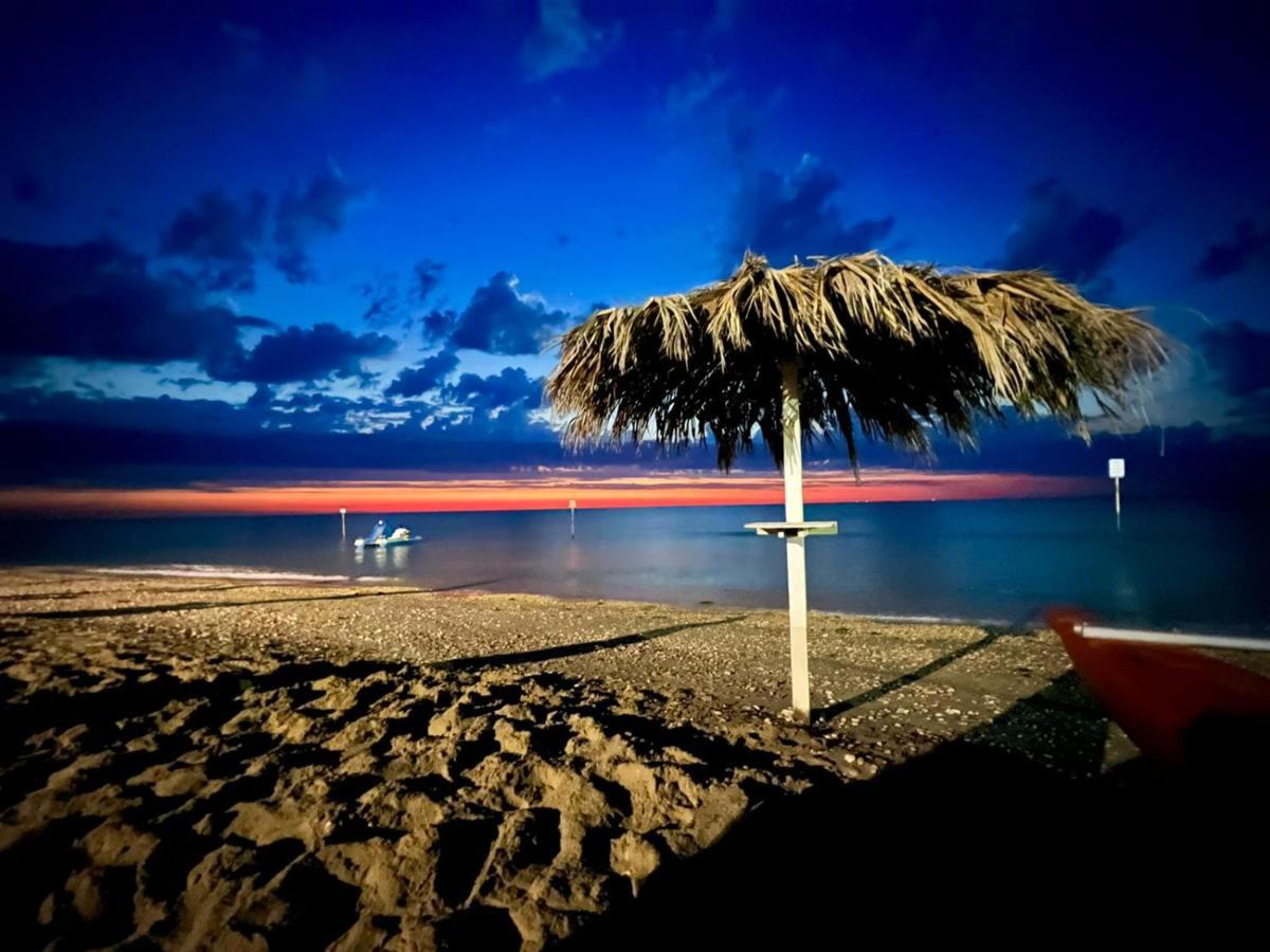 Bella Alba Apartment On The Beach Alba Adriatica Exterior foto